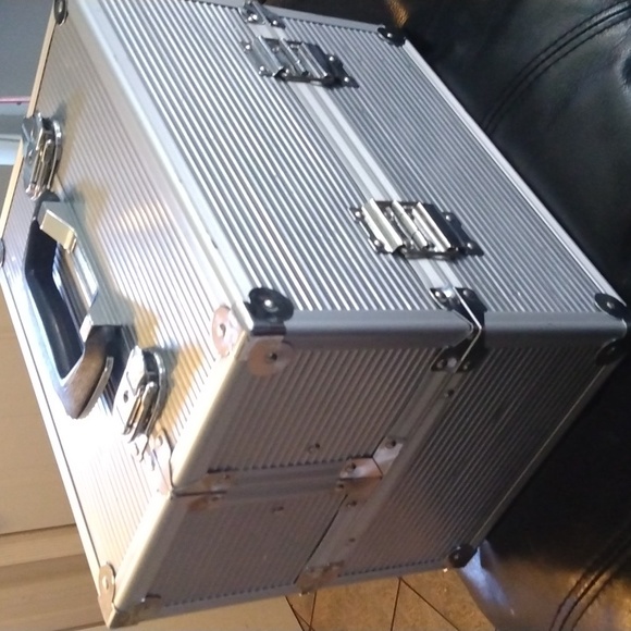 Women's silver makeup trunk carrying case - Picture 5 of 17